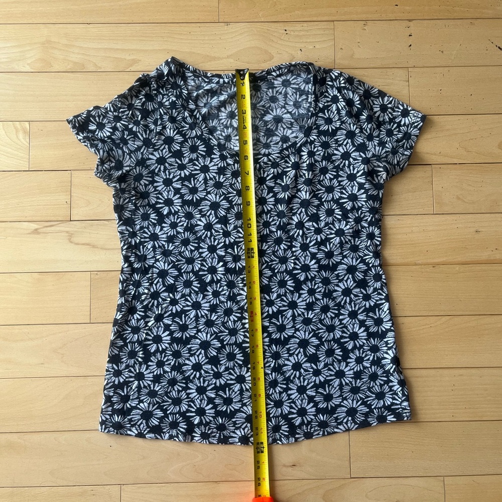 Urban Outfitters Black and White Floral Scoop Neck Shirt - Picture 3 of 5